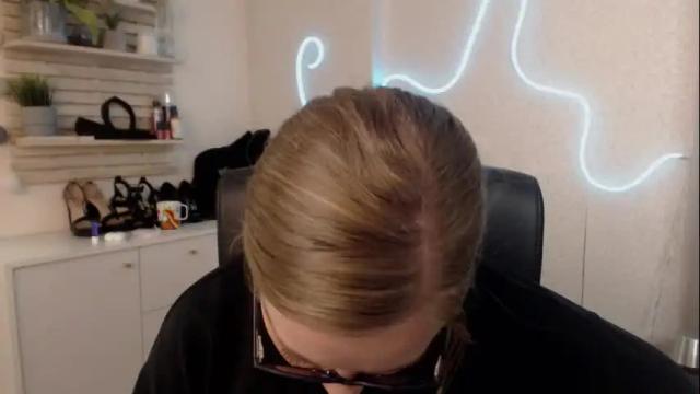 Image 12 of holly_bb95 Stream on Chaturbate on 12 days ago
