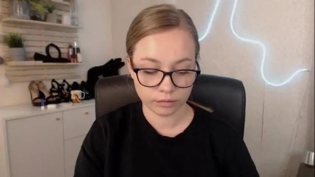 Image 4 of holly_bb95 Stream on Chaturbate on 12 days ago