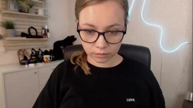 Image 6 of holly_bb95 Stream on Chaturbate on 12 days ago