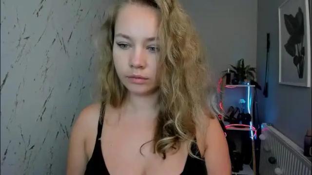 Image 4 of holly_bb95 Stream on Chaturbate on 3 months ago