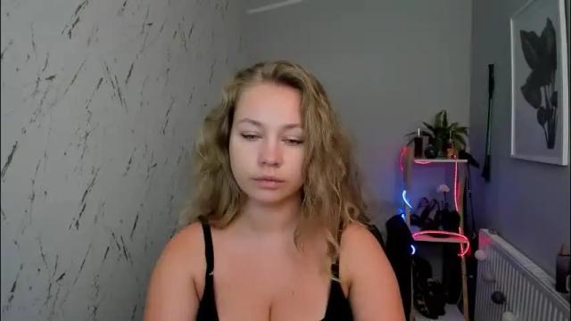Image 7 of holly_bb95 Stream on Chaturbate on 3 months ago