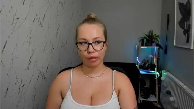 Image 10 of holly_bb95 Stream on Chaturbate on 3 months ago
