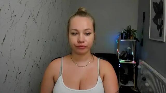 Image 8 of holly_bb95 Stream on Chaturbate on 3 months ago