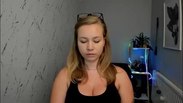 Image 10 of holly_bb95 Stream on Chaturbate on 3 months ago