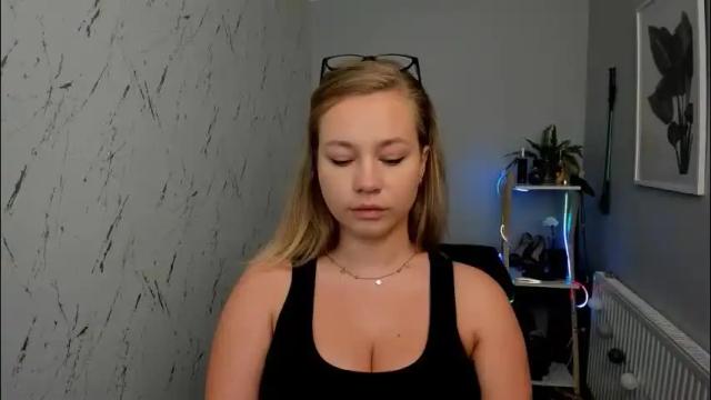 Image 2 of holly_bb95 Stream on Chaturbate on 3 months ago