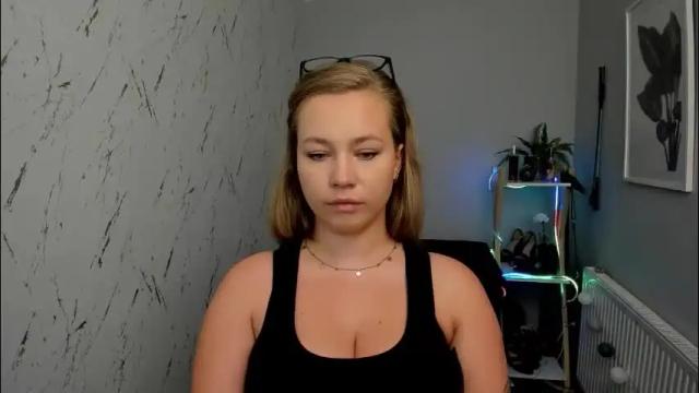 Image 4 of holly_bb95 Stream on Chaturbate on 3 months ago