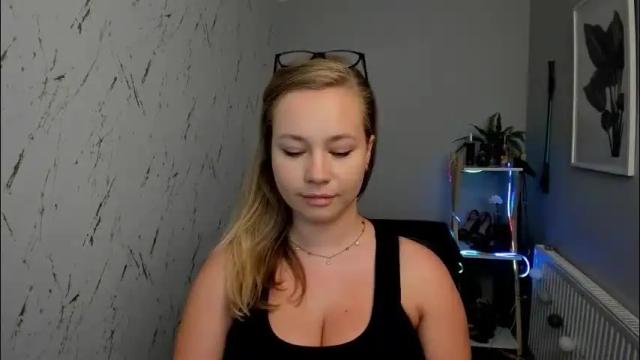 Image 6 of holly_bb95 Stream on Chaturbate on 3 months ago