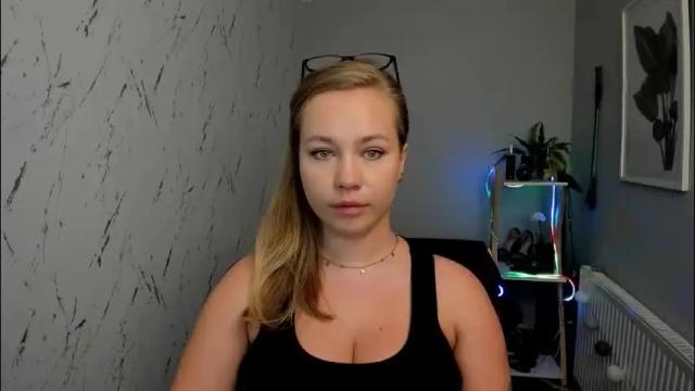 Image 7 of holly_bb95 Stream on Chaturbate on 3 months ago