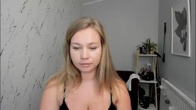 Image 11 of holly_bb95 Stream on Chaturbate on 2 months ago