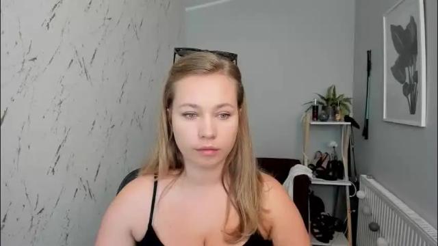 Image 2 of holly_bb95 Stream on Chaturbate on 2 months ago