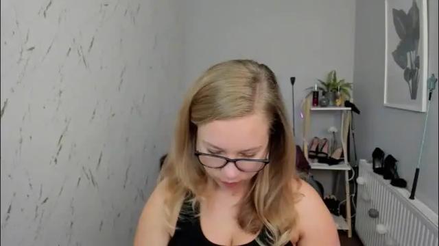 Image 8 of holly_bb95 Stream on Chaturbate on 2 months ago