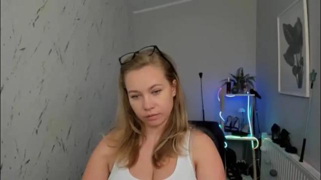Image 2 of holly_bb95 Stream on Chaturbate on 2 months ago