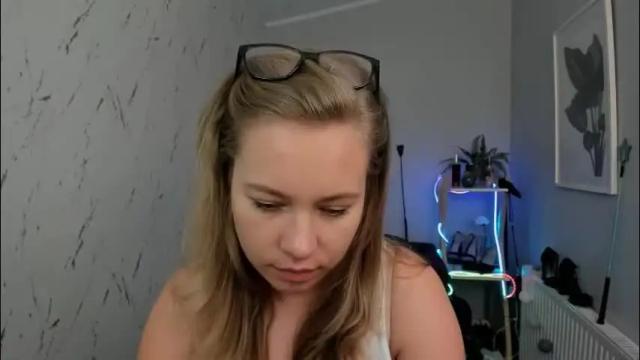 Image 3 of holly_bb95 Stream on Chaturbate on 2 months ago