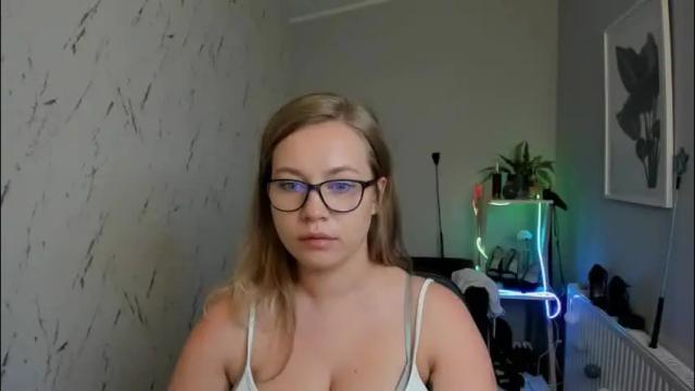 Image 7 of holly_bb95 Stream on Chaturbate on 2 months ago