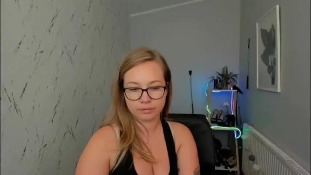 Image 4 of holly_bb95 Stream on Chaturbate on 2 months ago