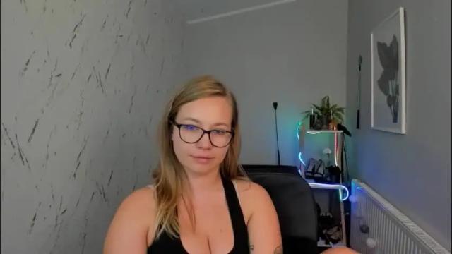 Image 7 of holly_bb95 Stream on Chaturbate on 2 months ago