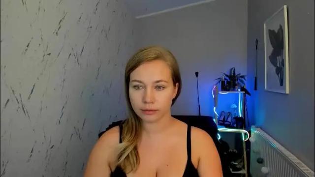 Image 4 of holly_bb95 Stream on Chaturbate on 2 months ago