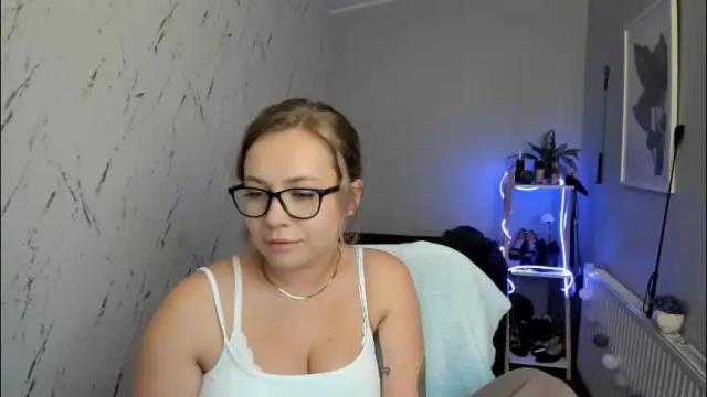 Image 10 of holly_bb95 Stream on Chaturbate on 1 month ago
