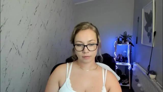 Image 2 of holly_bb95 Stream on Chaturbate on 1 month ago
