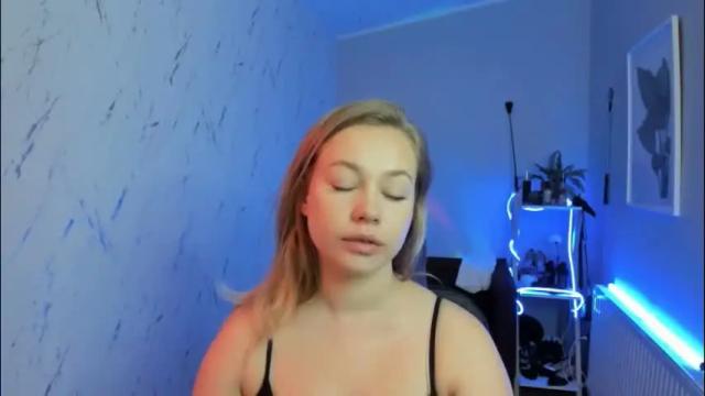Image 6 of holly_bb95 Stream on Chaturbate on 1 month ago