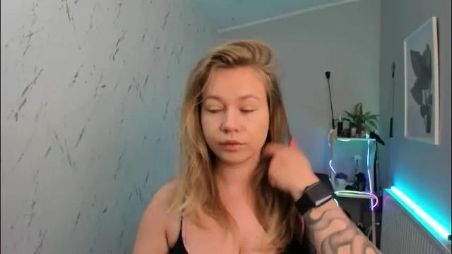 Image 12 of holly_bb95 Stream on Chaturbate on 1 month ago
