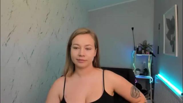 Image 3 of holly_bb95 Stream on Chaturbate on 1 month ago