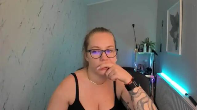 Image 12 of holly_bb95 Stream on Chaturbate on 1 month ago