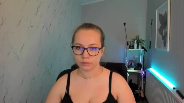 Image 6 of holly_bb95 Stream on Chaturbate on 1 month ago
