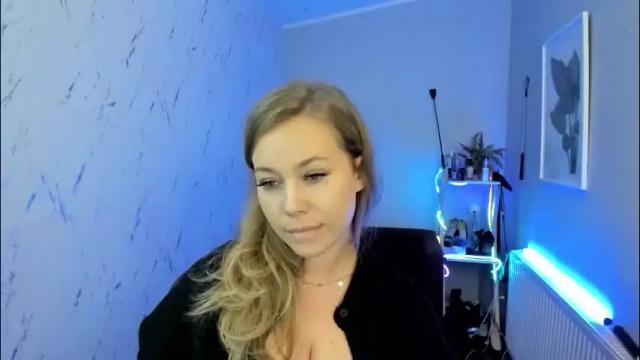Image 10 of holly_bb95 Stream on Chaturbate on 1 month ago