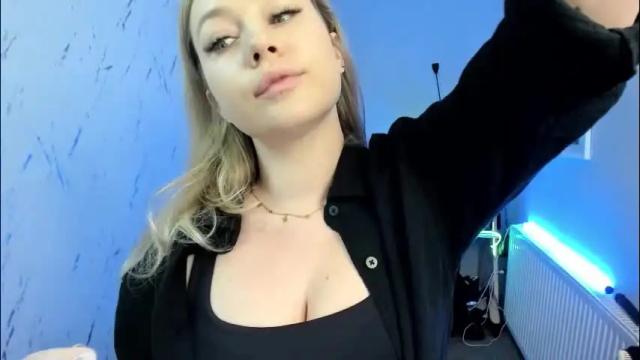 Image 12 of holly_bb95 Stream on Chaturbate on 1 month ago