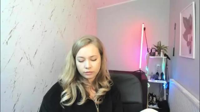 Image 4 of holly_bb95 Stream on Chaturbate on 29 days ago