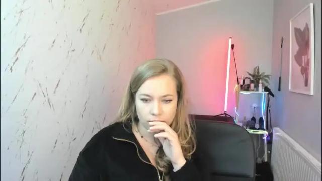 Image 7 of holly_bb95 Stream on Chaturbate on 29 days ago