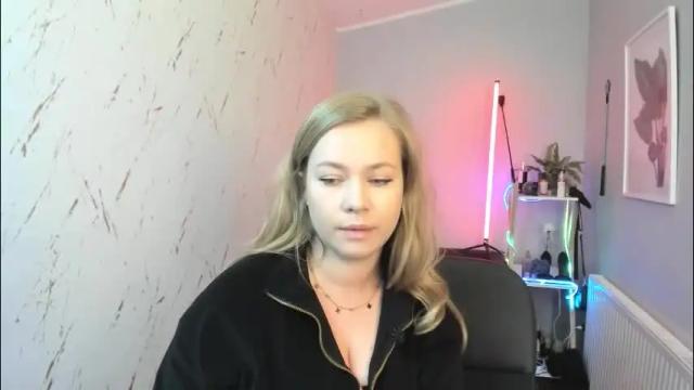 Image 8 of holly_bb95 Stream on Chaturbate on 29 days ago