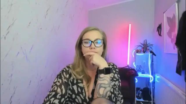 Image 4 of holly_bb95 Stream on Chaturbate on 2 days ago