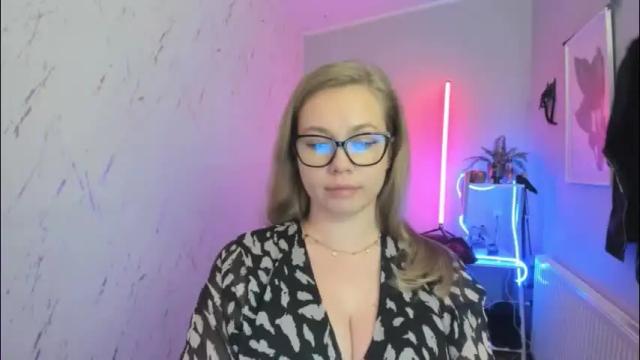 Image 7 of holly_bb95 Stream on Chaturbate on 2 days ago