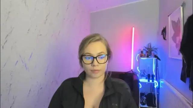 Image 12 of holly_bb95 Stream on Chaturbate on 2 months ago