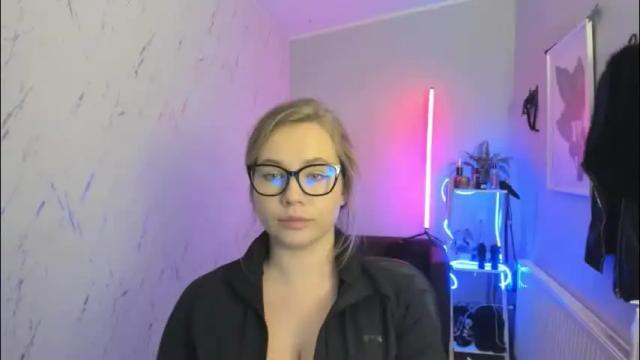 Image 2 of holly_bb95 Stream on Chaturbate on 2 months ago
