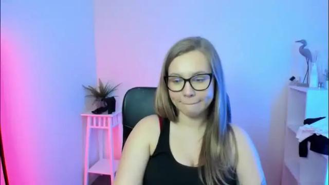 Image 4 of holly_bb95 Stream on Chaturbate on 24 days ago