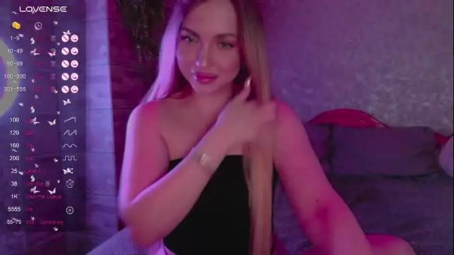 Image 11 of holly_molly8 Stream on Chaturbate on 1 month ago