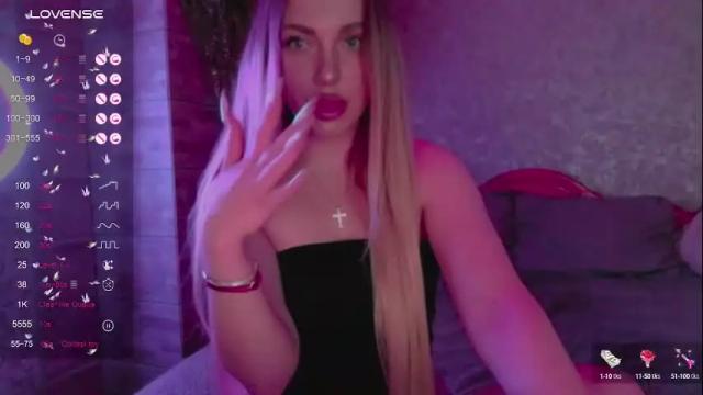 Image 12 of holly_molly8 Stream on Chaturbate on 1 month ago