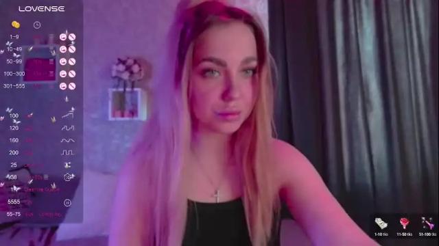 Image 11 of holly_molly8 Stream on Chaturbate on 24 days ago
