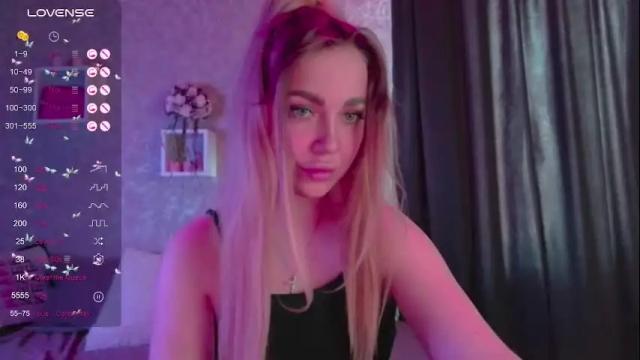 Image 2 of holly_molly8 Stream on Chaturbate on 24 days ago