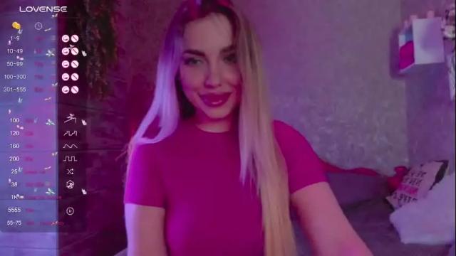 Image 4 of holly_molly8 Stream on Chaturbate on 22 days ago