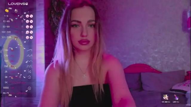 Image 2 of holly_molly8 Stream on Chaturbate on 18 days ago