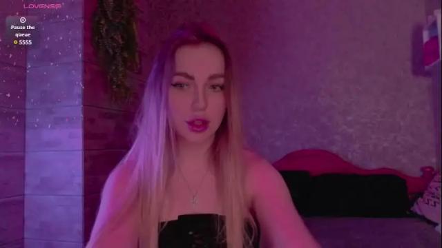 Image 12 of holly_molly8 Stream on Chaturbate on 6 days ago