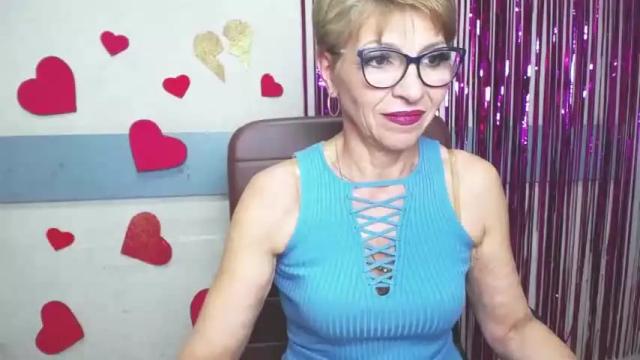 Image 3 of hollyincredible Stream on Chaturbate on 17 months ago