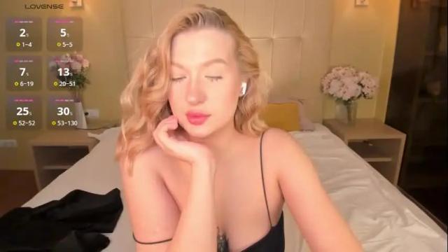 Image 8 of hollyylee Stream on Chaturbate on 27 days ago