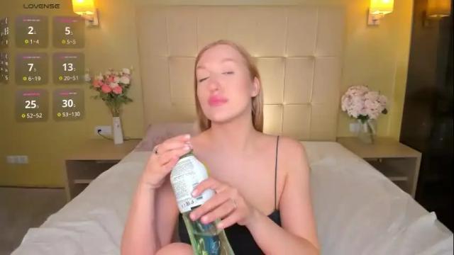 Image 7 of hollyylee Stream on Chaturbate on 11 days ago