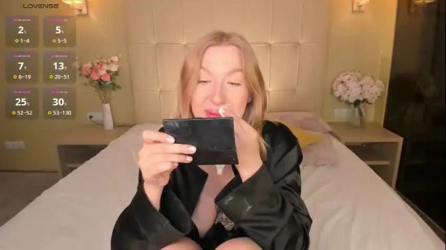 Image 3 of hollyylee Stream on Chaturbate on 7 days ago