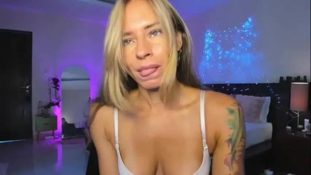 Image 6 of holy_khloe Stream on Chaturbate on 13 days ago